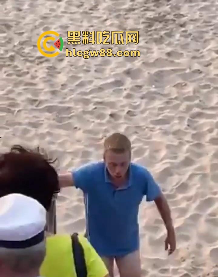波兰一景区海滩 情侣当众做爱辣眼睛 群众指骂仍搖不停 最后遭热心老哥拿拖鞋暴揍-10