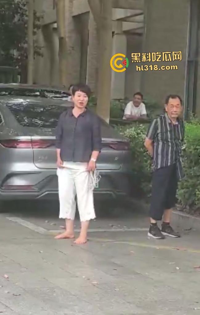 小三正房羞辱战！正房拉横幅感谢“张梦迪为我老公提供性服务”，把AV女优现实化，这真是字字诛心啊！-4