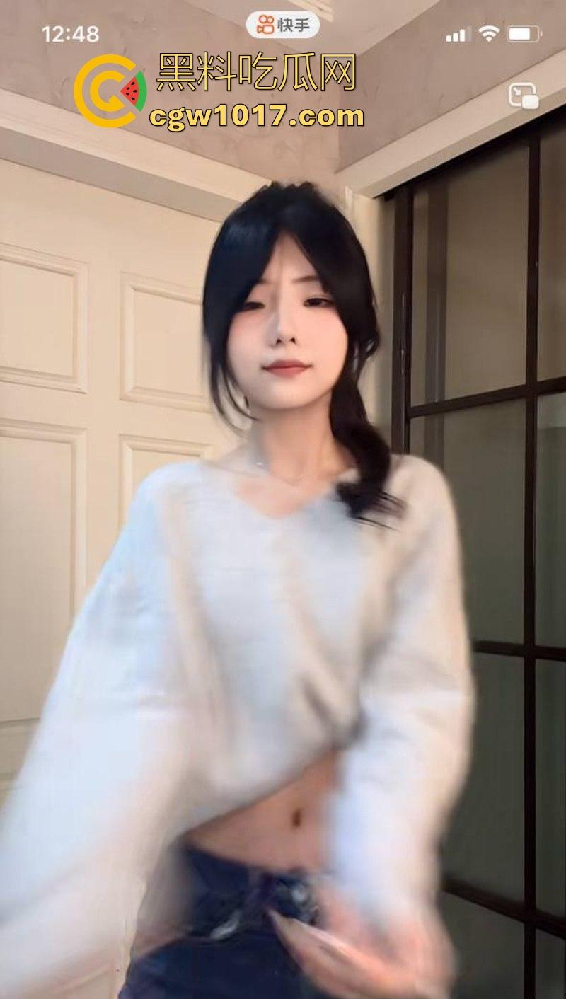 快手可爱网红【酱酱】榜一福利私拍流出，重金下的骚逼模样，吊带白丝紧裹美腿，扭腰摆臀骚舞，很诱惑！-3