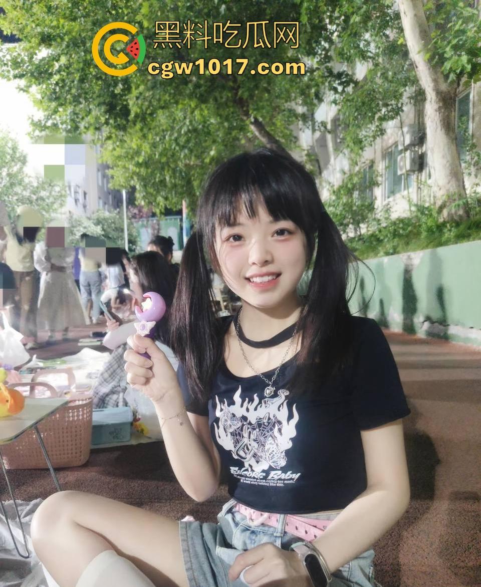 学生情侣学校储藏室偷吃禁果被偷拍,直接解开裤子让女的舔硬然后压倒抽插,淫荡小穴疯狂流水,是真的羡慕呀!-1