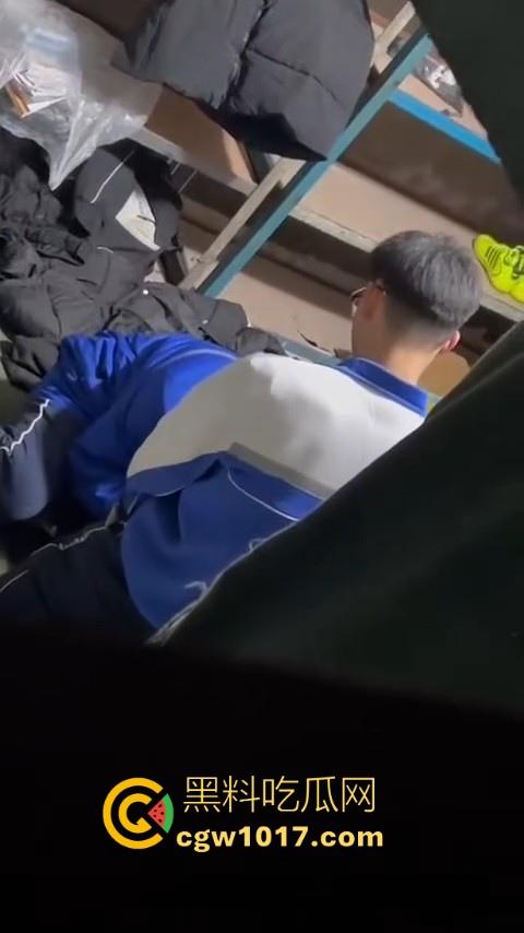 学生情侣学校储藏室偷吃禁果被偷拍,直接解开裤子让女的舔硬然后压倒抽插,淫荡小穴疯狂流水,是真的羡慕呀!-3