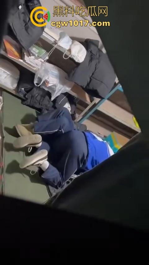 学生情侣学校储藏室偷吃禁果被偷拍,直接解开裤子让女的舔硬然后压倒抽插,淫荡小穴疯狂流水,是真的羡慕呀!-5