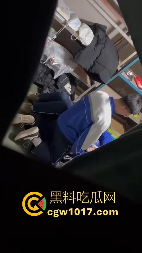 学生情侣学校储藏室偷吃禁果被偷拍,直接解开裤子让女的舔硬然后压倒抽插,淫荡小穴疯狂流水,是真的羡慕呀!-8