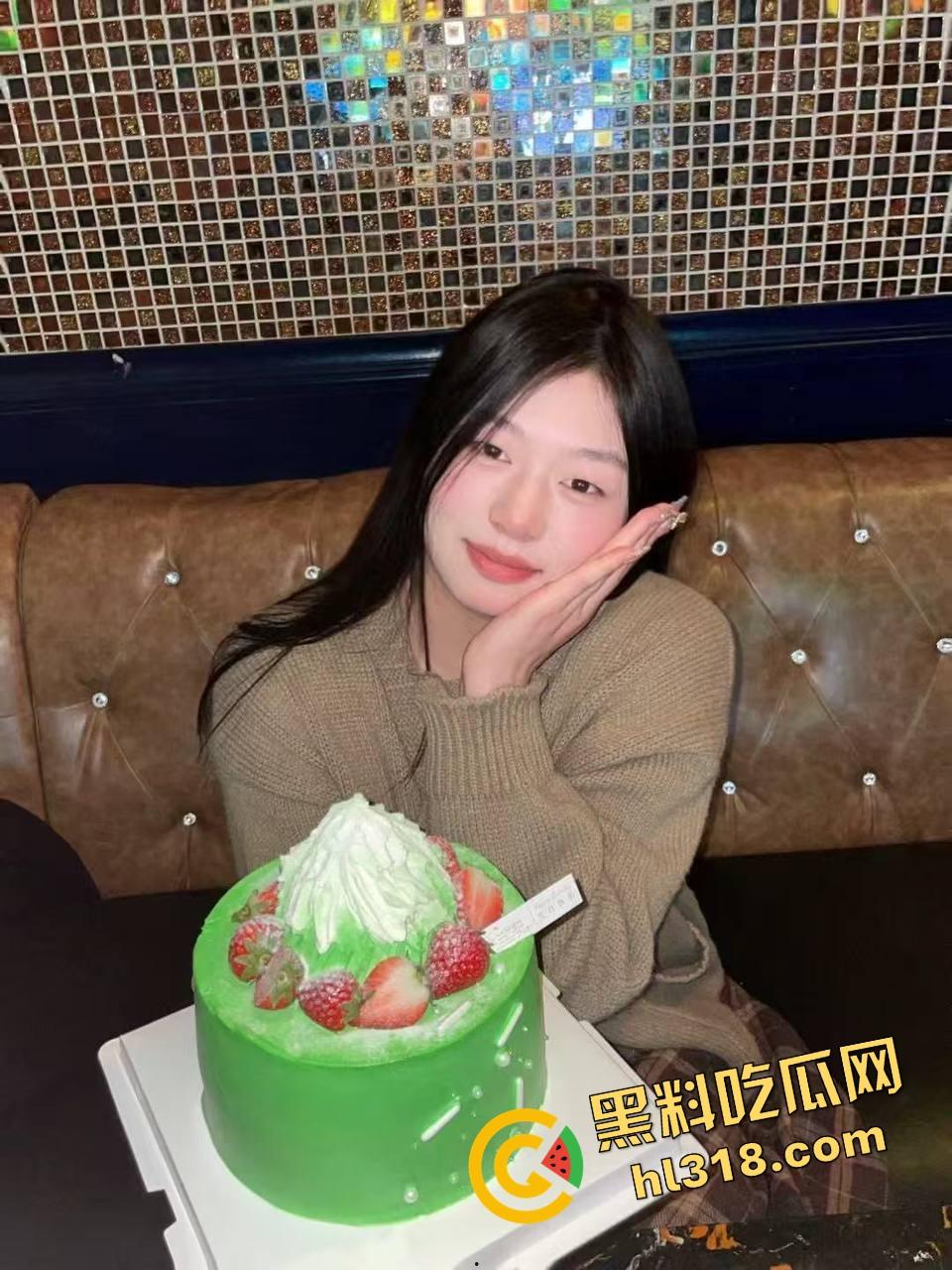 玩体育的就是猛，抱操新姿势全程硬刚，费力抱起来也要操到爽累到汗流浃背，还能一路冲到终点！-1