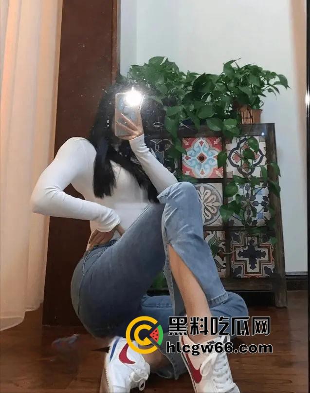 表姐周末在家扭瑜伽被我摁床上猛操到喷汁,裤子一扯浪水淌成河,内衣不穿的贱货嘴上骂滚含屌舔到腿抖-4