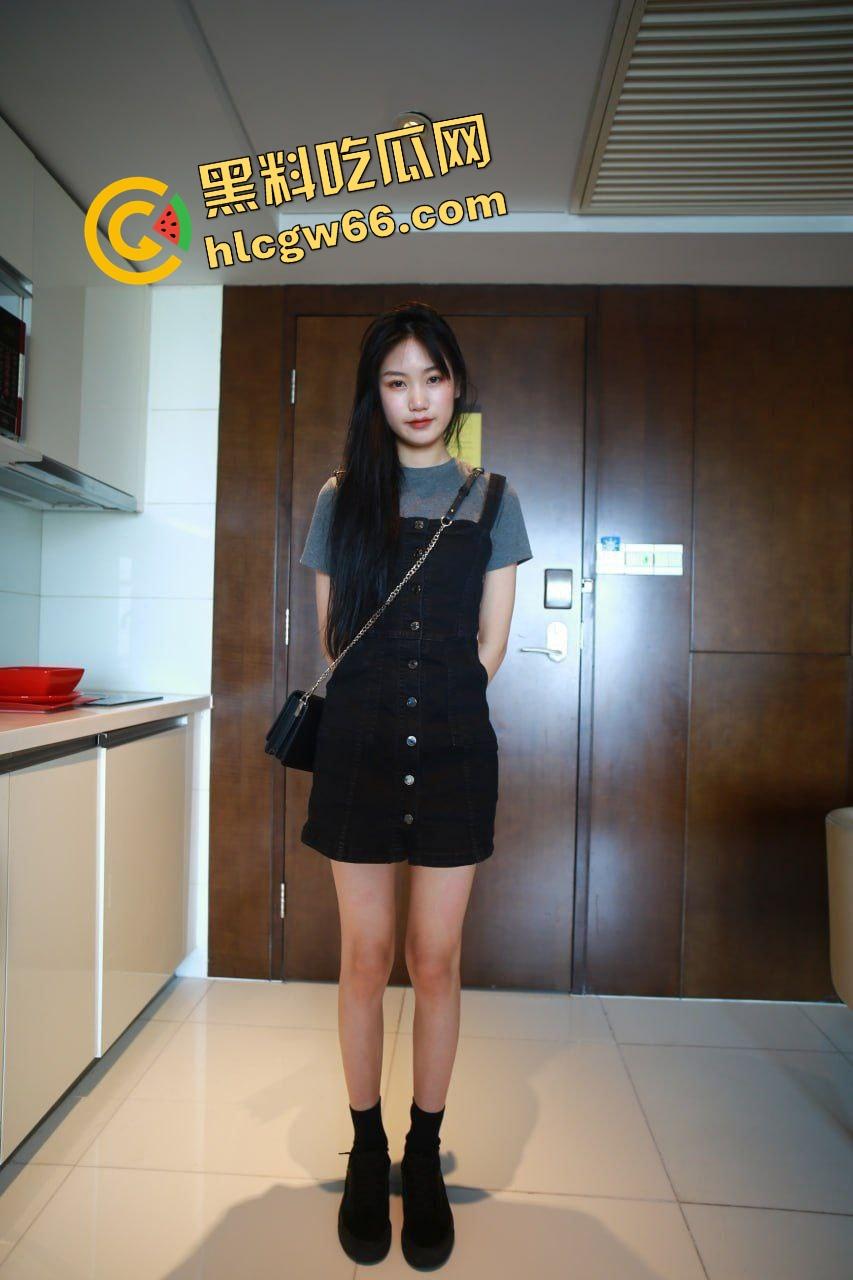 摄影师骗操极品学生妹,长腿翘臀嫩穴粉粉嫩,摆拍几组就主动分腿让操,果然学生最好骗!-1