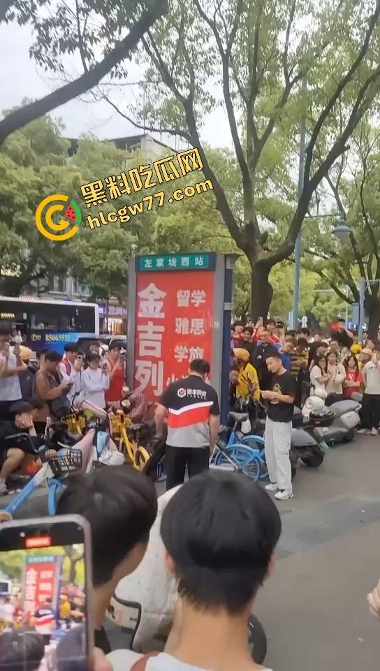 长沙纯爱战士悲剧现场,顺丰小哥为爱打工全身奉献,结果女友当街牵别人,绿得他人都傻了!-2