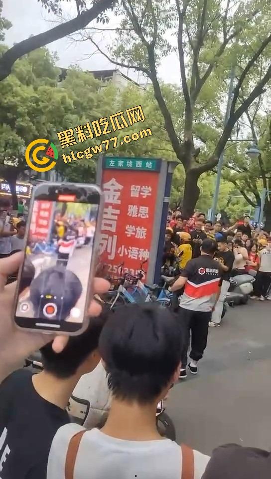 长沙纯爱战士悲剧现场,顺丰小哥为爱打工全身奉献,结果女友当街牵别人,绿得他人都傻了!-3