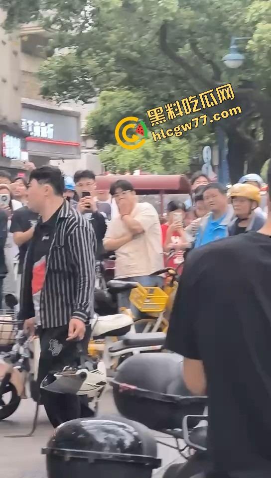 长沙纯爱战士悲剧现场,顺丰小哥为爱打工全身奉献,结果女友当街牵别人,绿得他人都傻了!-4