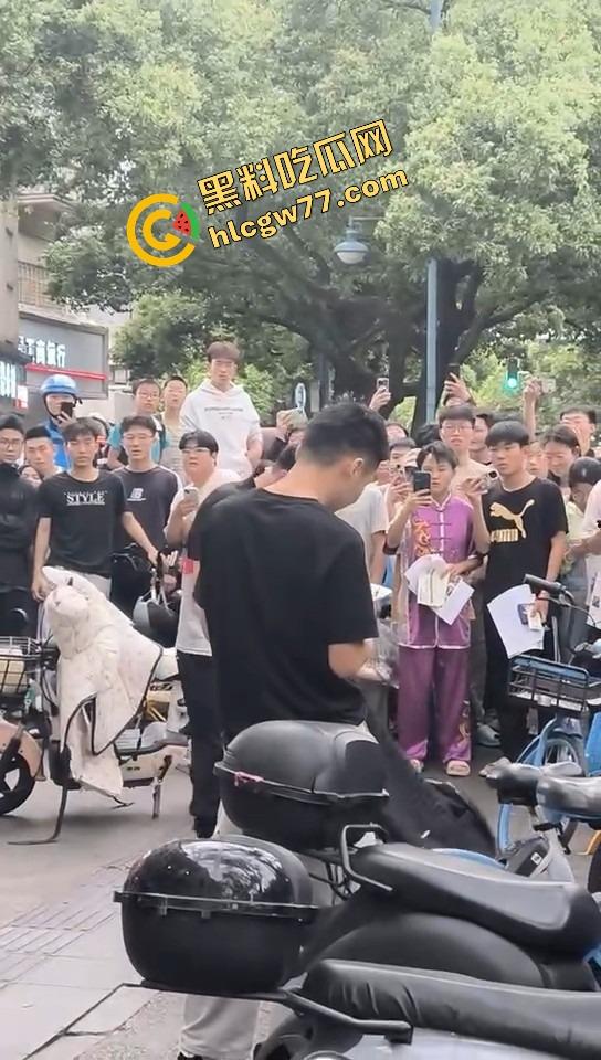 长沙纯爱战士悲剧现场,顺丰小哥为爱打工全身奉献,结果女友当街牵别人,绿得他人都傻了!-6