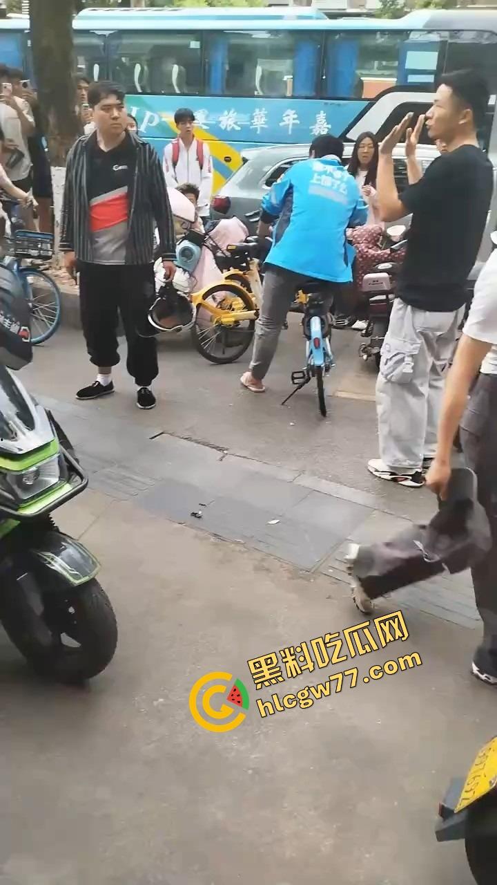 长沙纯爱战士悲剧现场,顺丰小哥为爱打工全身奉献,结果女友当街牵别人,绿得他人都傻了!-7