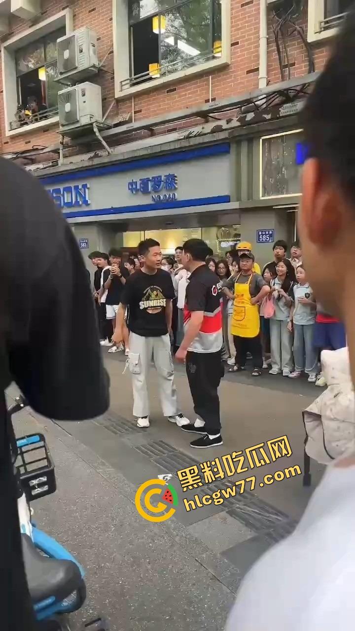 长沙纯爱战士悲剧现场,顺丰小哥为爱打工全身奉献,结果女友当街牵别人,绿得他人都傻了!-9