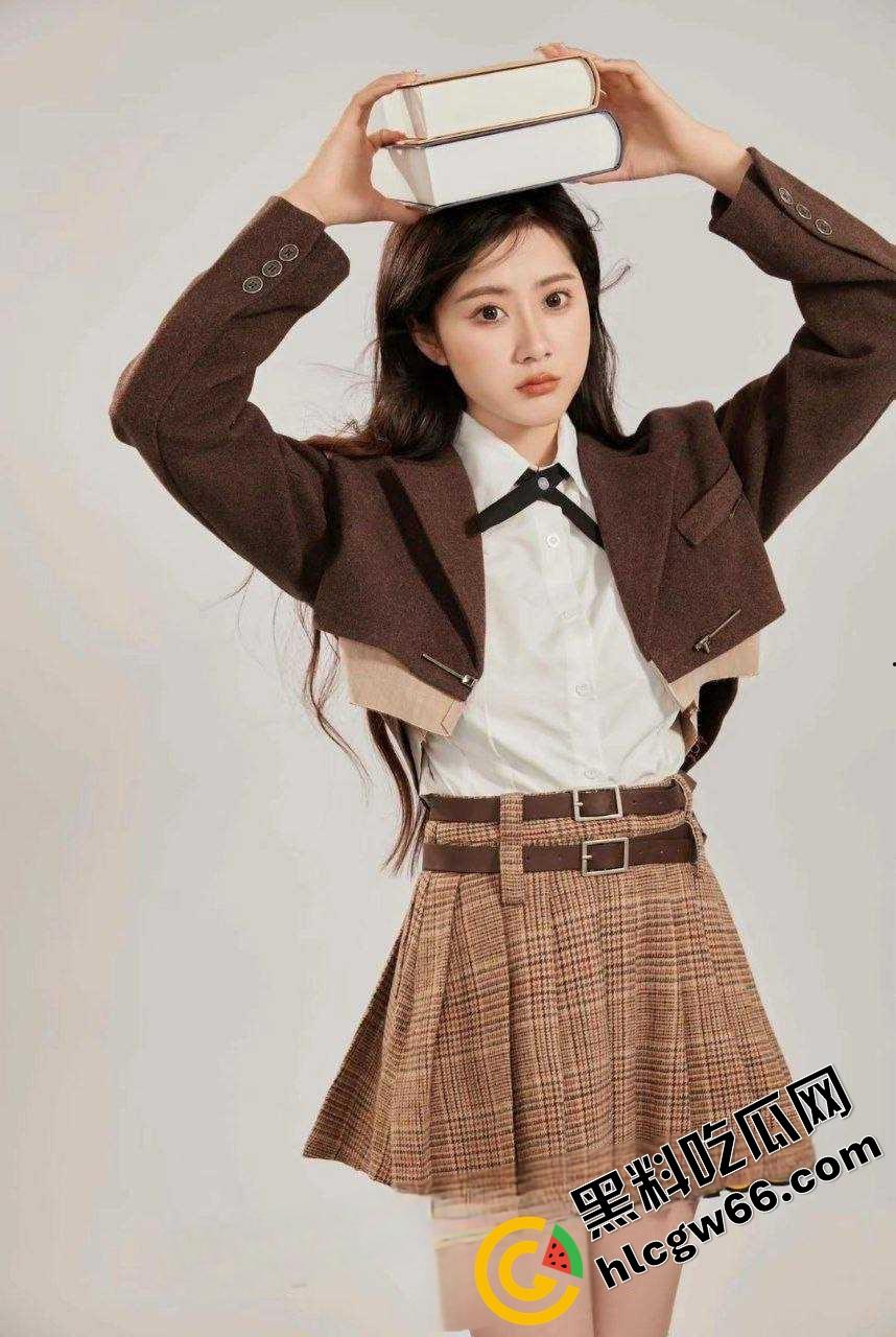 上海美院富家乖乖女【李梦圆】画油画的手拿去撸鸡巴，玉足足交蜜桃臀后入小穴夹得连射三发！-2