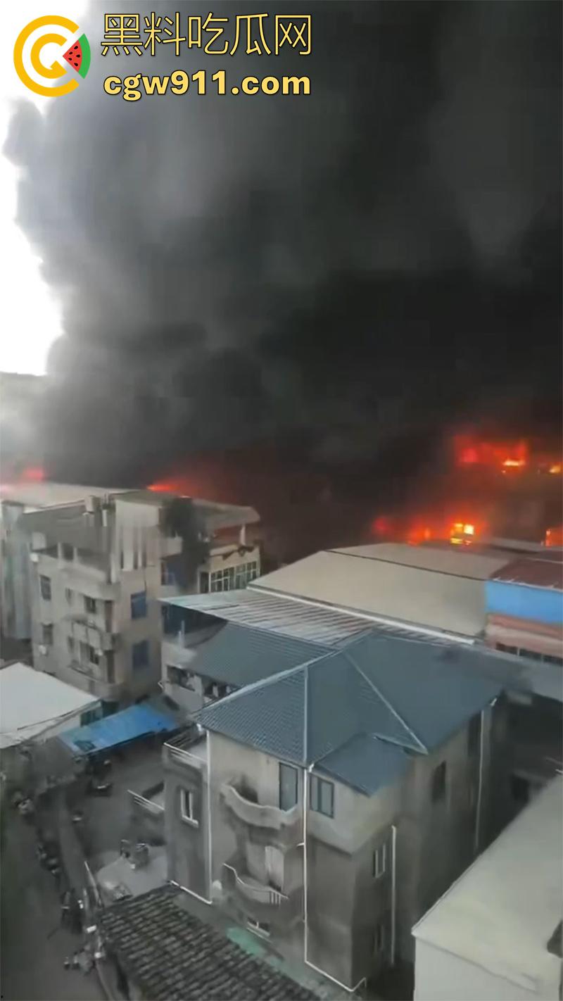 福建福州仓山，天福村突发重大火灾，因电瓶车着火，导致附近房屋全部被点燃，现场火光冲天！-3