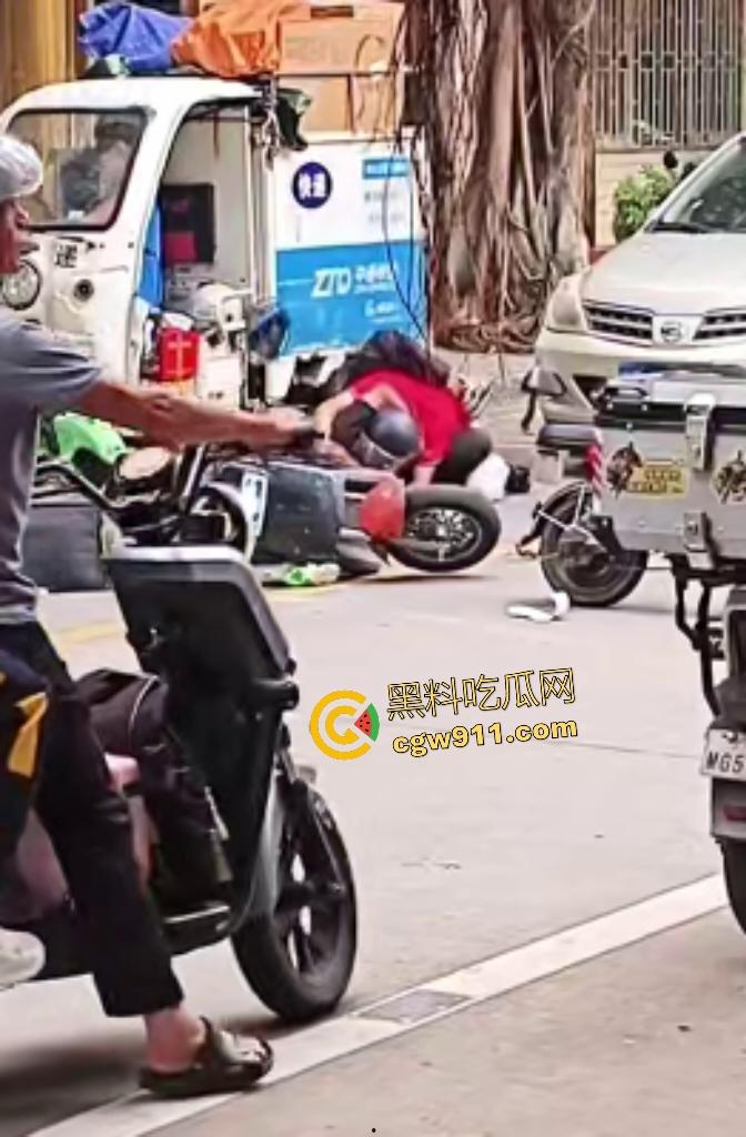 街头拳皇大乱斗！红衣大哥骂不礼让黑衣小伙，抱架姿势狂揍如游戏对决，观众看得血脉喷张却不了了之！-1