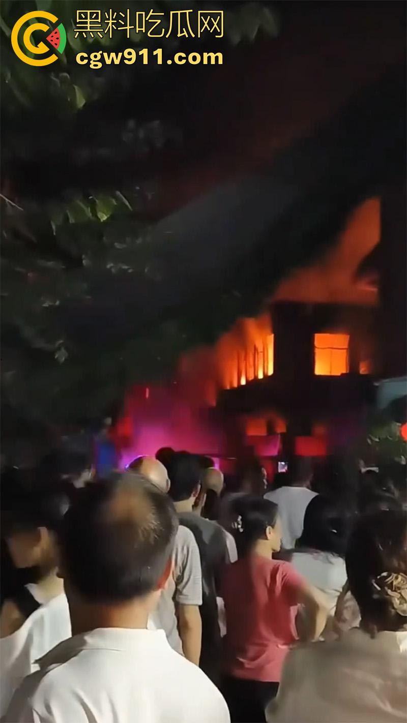 福建福州仓山，天福村突发重大火灾，因电瓶车着火，导致附近房屋全部被点燃，现场火光冲天！-5