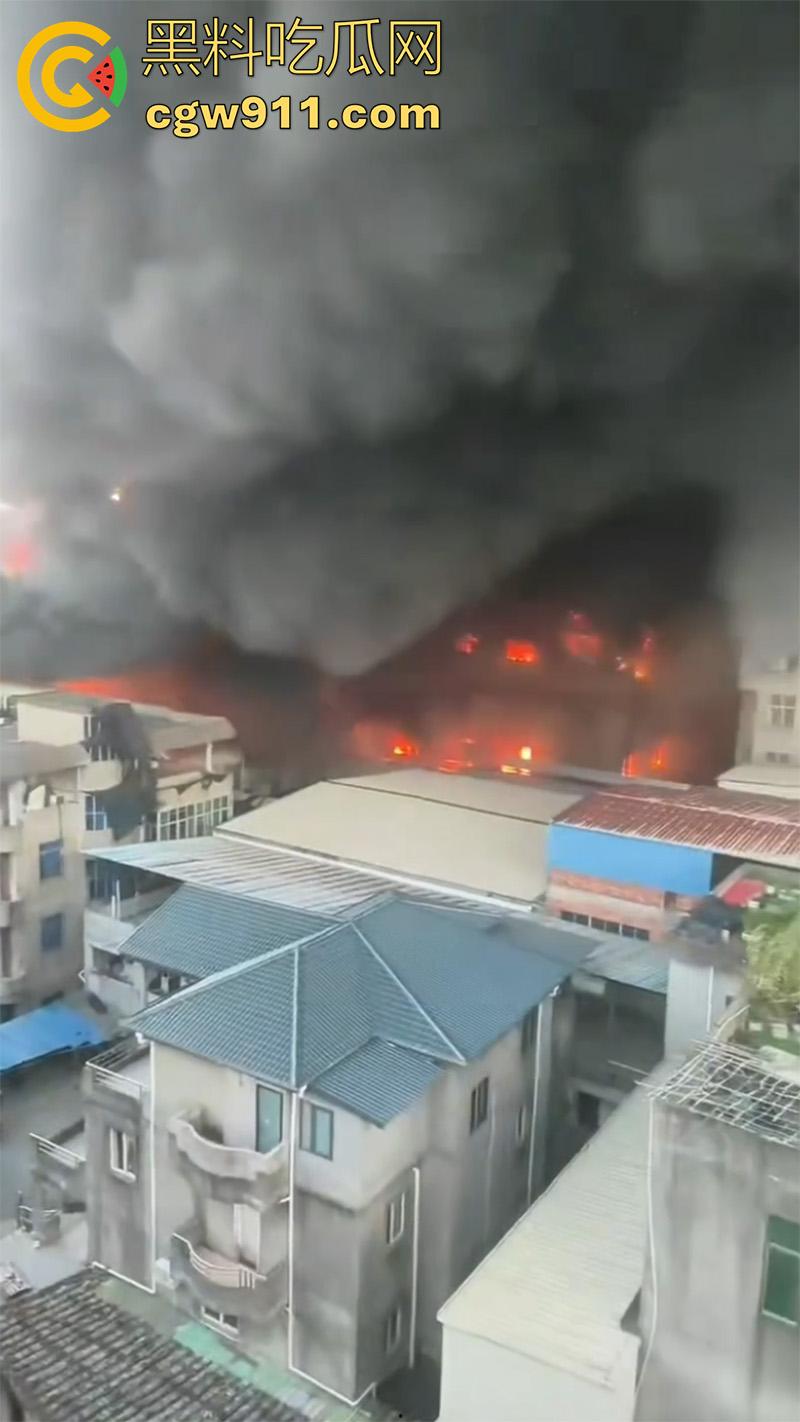 福建福州仓山，天福村突发重大火灾，因电瓶车着火，导致附近房屋全部被点燃，现场火光冲天！-7