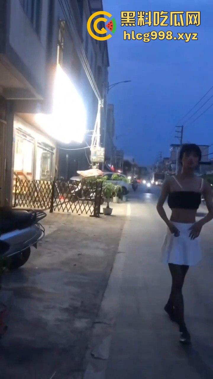 汕头女装大佬接受主人的变态任务，穿小裙子大街溜达回头率爆表！-2