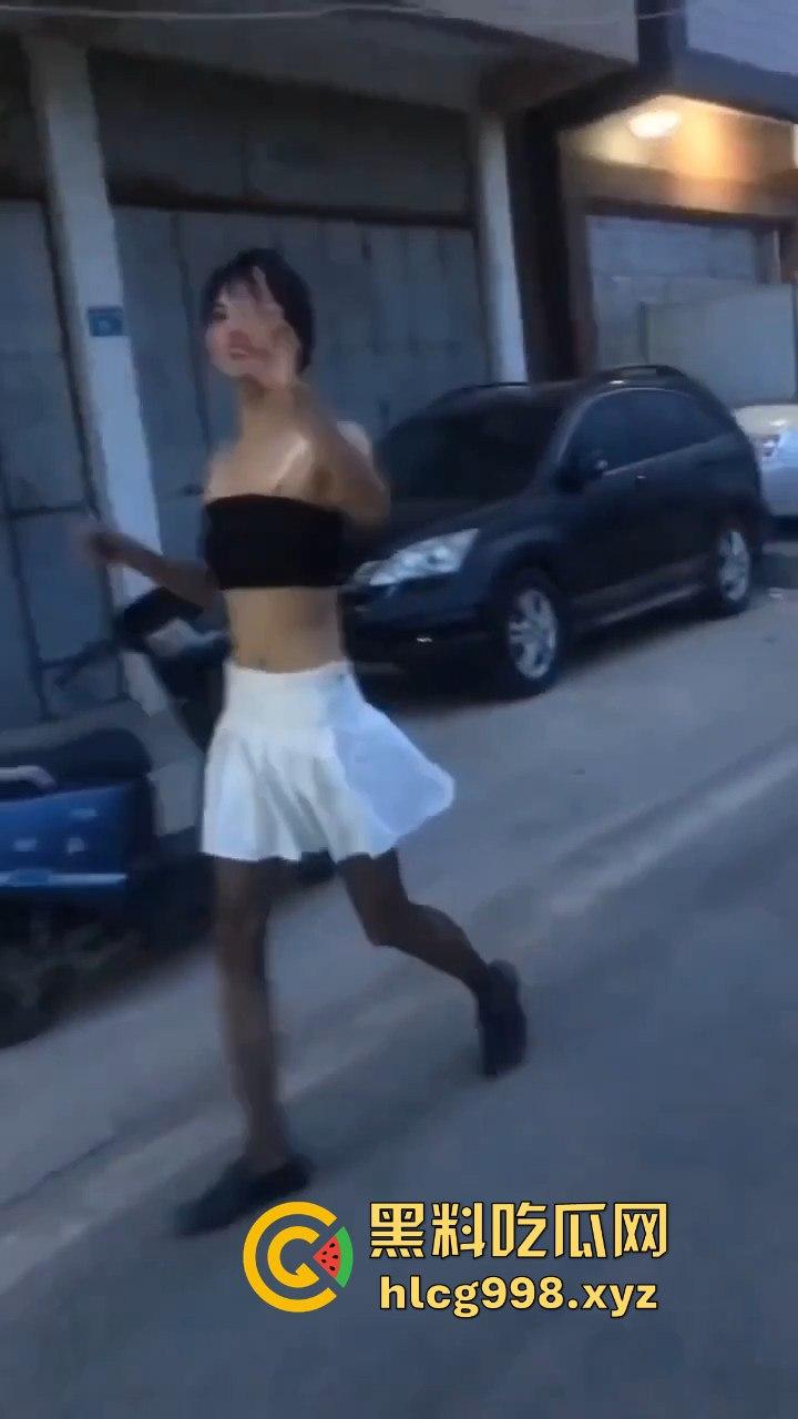 汕头女装大佬接受主人的变态任务，穿小裙子大街溜达回头率爆表！-5