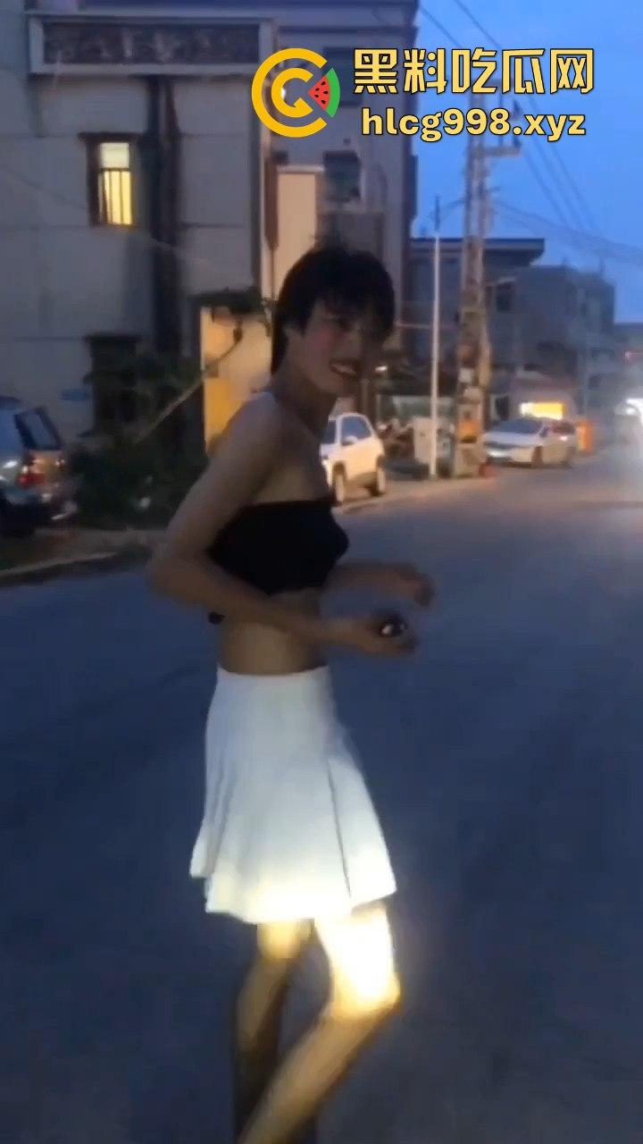 汕头女装大佬接受主人的变态任务，穿小裙子大街溜达回头率爆表！-9