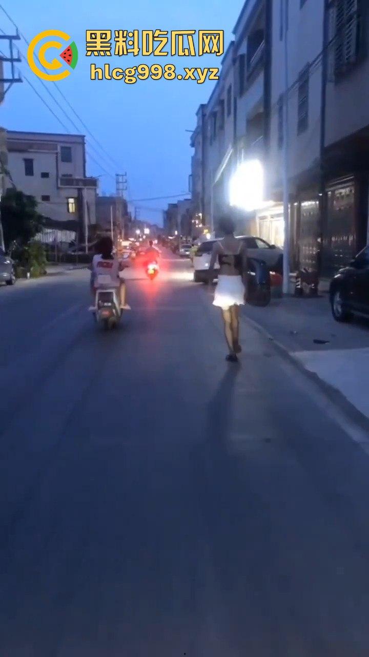 汕头女装大佬接受主人的变态任务，穿小裙子大街溜达回头率爆表！-10