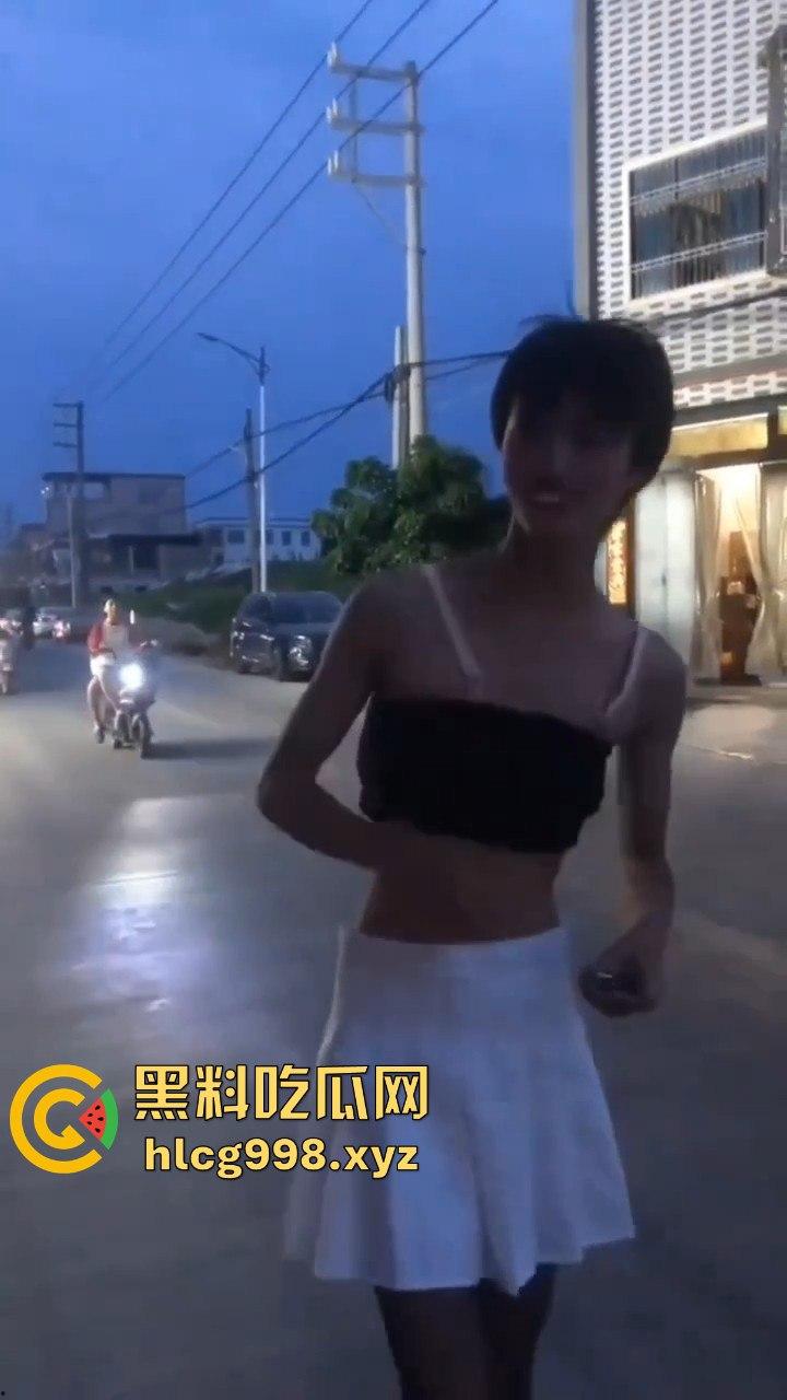 汕头女装大佬接受主人的变态任务，穿小裙子大街溜达回头率爆表！-12