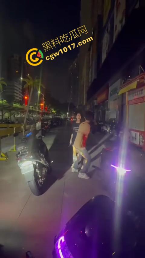 精神小伙街头怒打精神小妹被反杀,刀妹一刀穿心,鲜血喷溅三尺,现实惨剧震撼人心!-1