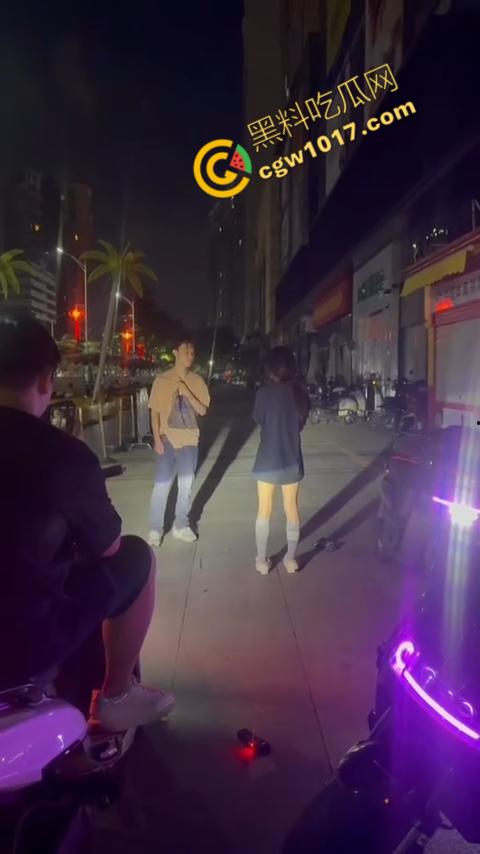 精神小伙街头怒打精神小妹被反杀,刀妹一刀穿心,鲜血喷溅三尺,现实惨剧震撼人心!-3