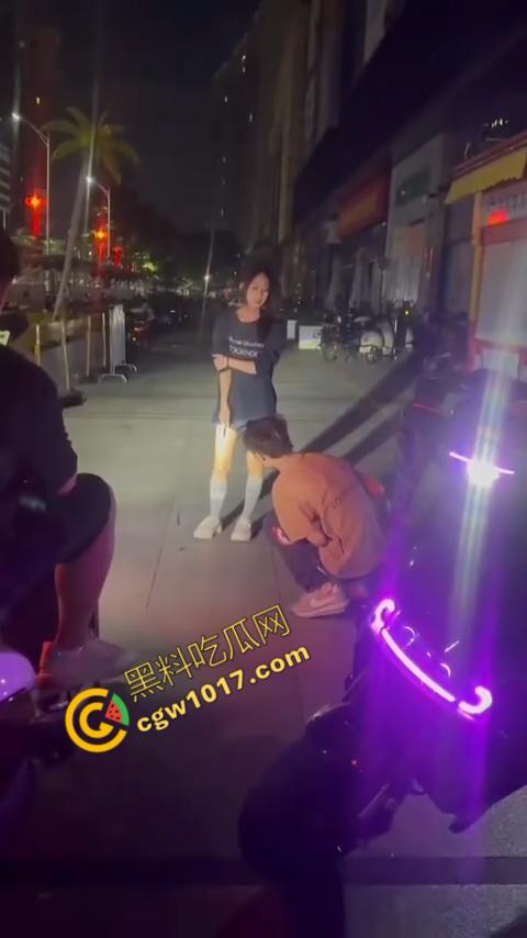 精神小伙街头怒打精神小妹被反杀,刀妹一刀穿心,鲜血喷溅三尺,现实惨剧震撼人心!-5