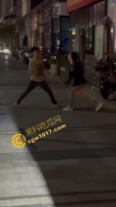 精神小伙街头怒打精神小妹被反杀,刀妹一刀穿心,鲜血喷溅三尺,现实惨剧震撼人心!-7