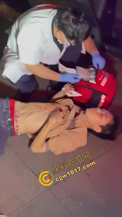 精神小伙街头怒打精神小妹被反杀,刀妹一刀穿心,鲜血喷溅三尺,现实惨剧震撼人心!-8