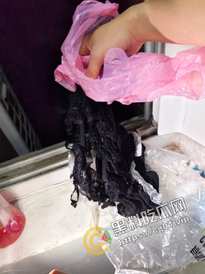 原女大学生宿舍改成男寝 遗留下海量电动玩具 到底是宿舍还是鸡窝？-8