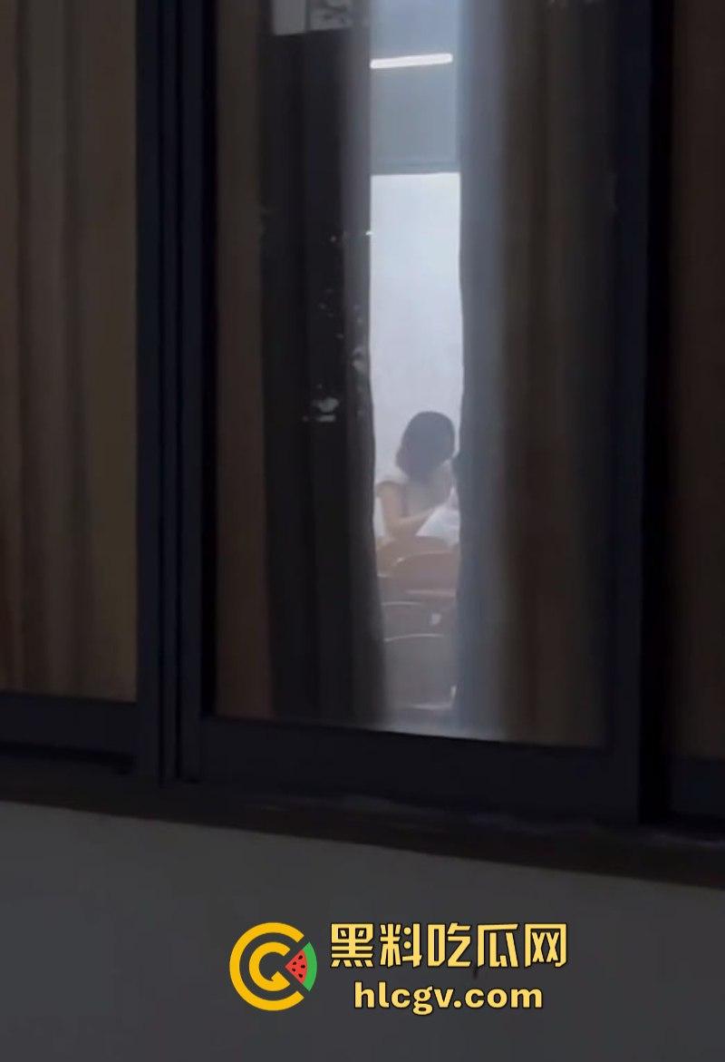 教室打急炮不拉帘 温州学院林玉婵与男友啪啪被同学全程拍到-2
