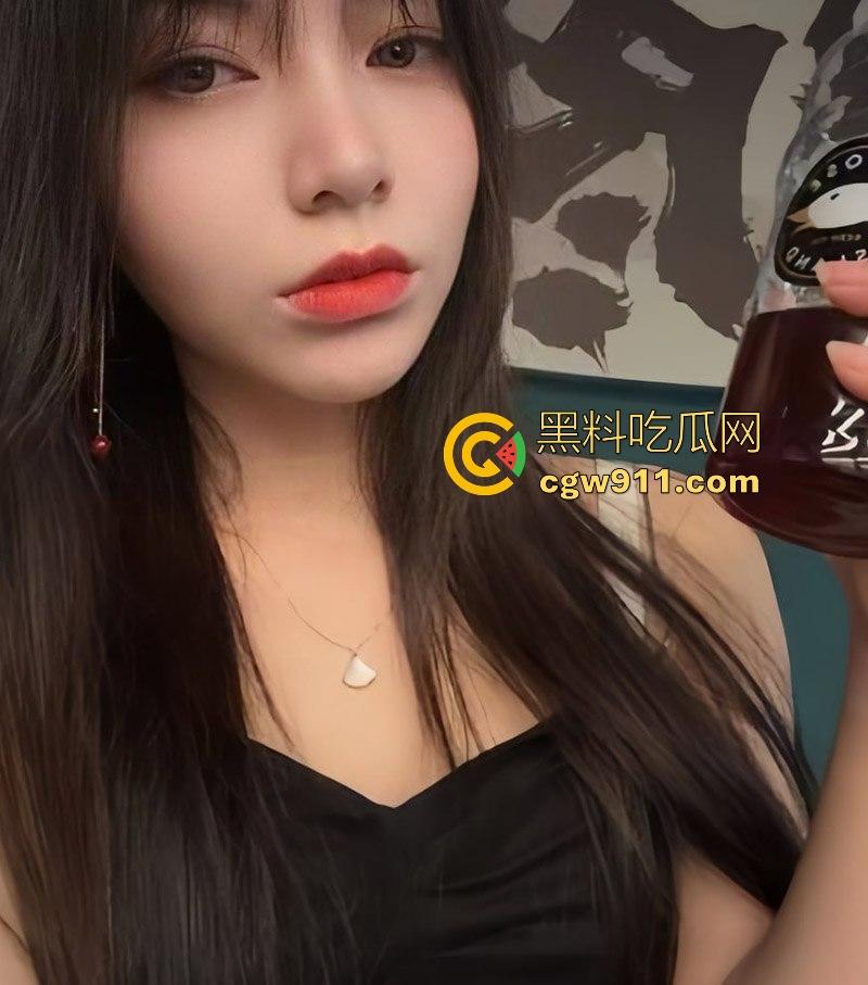 深圳超嫩反差母狗【樊柔莹】情趣装自拍撩富二代，酒店浴室后入骑乘，边操边自拍，骚的一批！-3