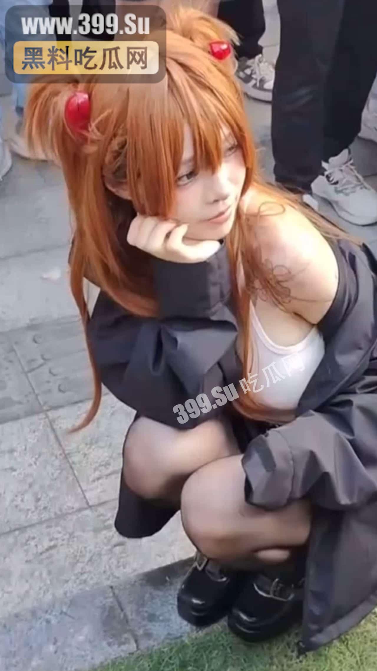 #吃瓜 #广州 #萤火虫动 漫展 外场，曾经在 #推特 上 援交 的coser由于举报被 警察 从现场直接带走，此举引发部分不满的宅男冲击了当地派出所要求放人-9