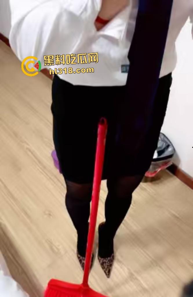 55岁红衣骚妈和儿子在酒店扮演服务员和客人,儿子性欲爆发迫不及待撕烂黑丝后入,还用跳蛋双插爆穴!-1