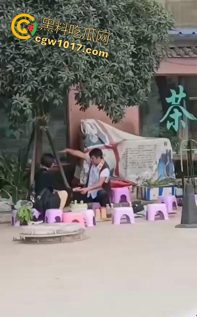 公园摆摊算命,算命大师哄骗极品小仙女,揉胸抠穴就能断知福祸,趁机揩油过足手瘾,我现在学算命来得及吗?-3