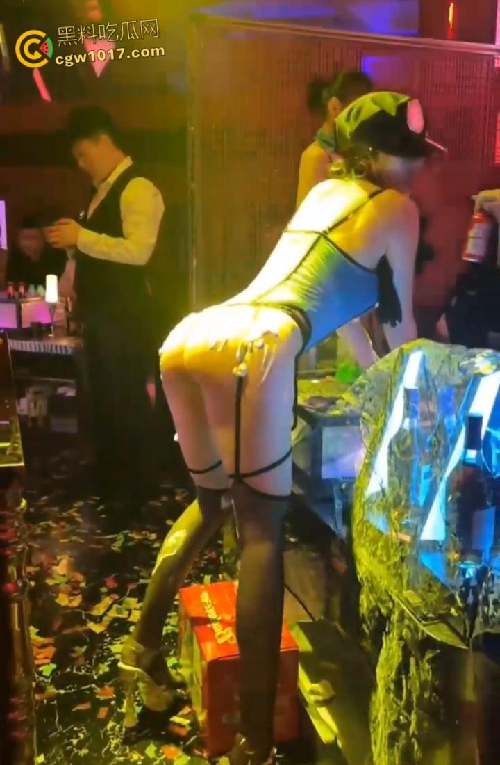 开单狗推酒吧狂爆金币,极品身材性感美女香槟湿身热舞,黑丝翘臀性感诱人,尺度炸裂到极致!-7