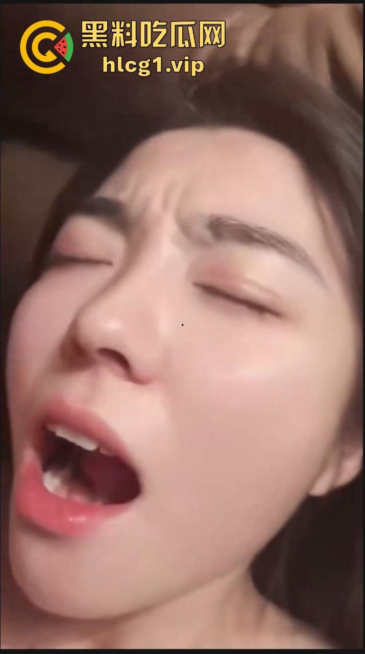 清纯外表骗了谁?大学城带回的妹子变身骚母狗,吃精喝尿淫叫样样会!-3