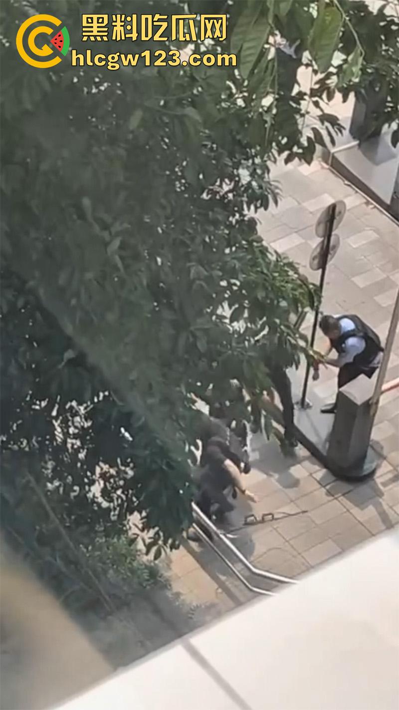 四川乐山持刀暴徒，男子报复社会当街行凶，砍保安还袭警，被民警开枪制服，嫌疑人已被送医！-6