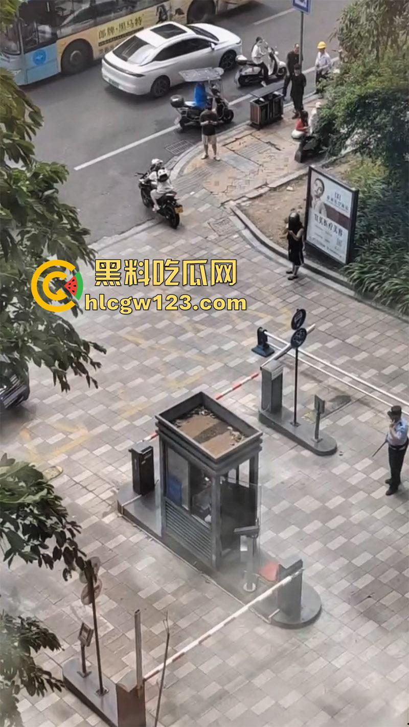 四川乐山持刀暴徒，男子报复社会当街行凶，砍保安还袭警，被民警开枪制服，嫌疑人已被送医！-7