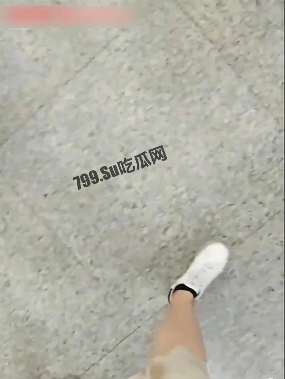 户外顶臀 强制顶射摸臀 当着男友的面 顶射气质美女!-9