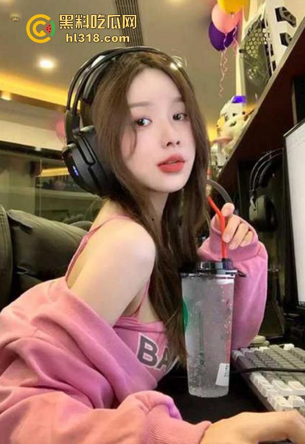 小情侣网吧激情现场直播,两人看着电脑上的黄片忍不住亲自上手实践,男的表现生涩,第一次居然插错地方!-1