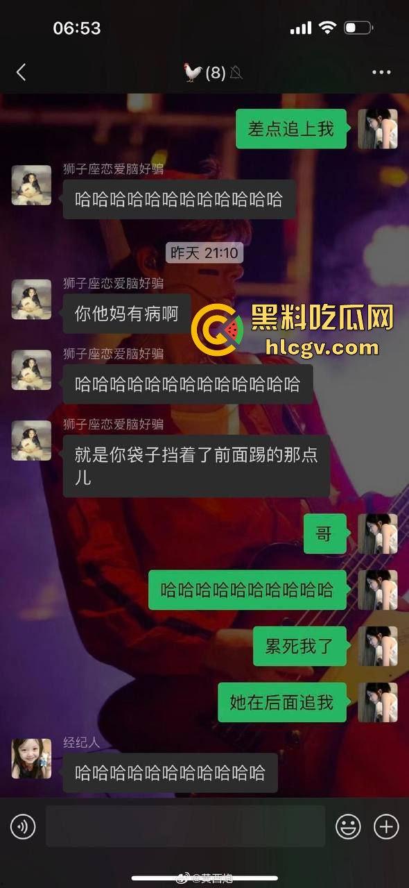 高铁女脱鞋踩桌板，鞋被高铁判官一脚踢飞！光脚追人还要小姐姐赔鞋钱，这脸是真不要了！-8