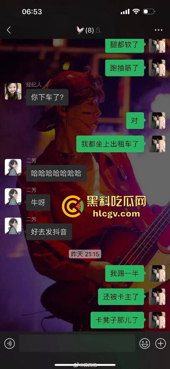 高铁女脱鞋踩桌板，鞋被高铁判官一脚踢飞！光脚追人还要小姐姐赔鞋钱，这脸是真不要了！-9