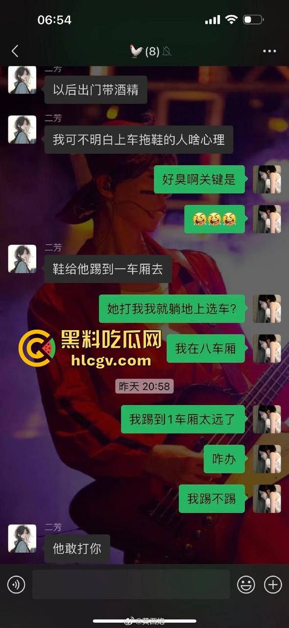 高铁女脱鞋踩桌板，鞋被高铁判官一脚踢飞！光脚追人还要小姐姐赔鞋钱，这脸是真不要了！-11