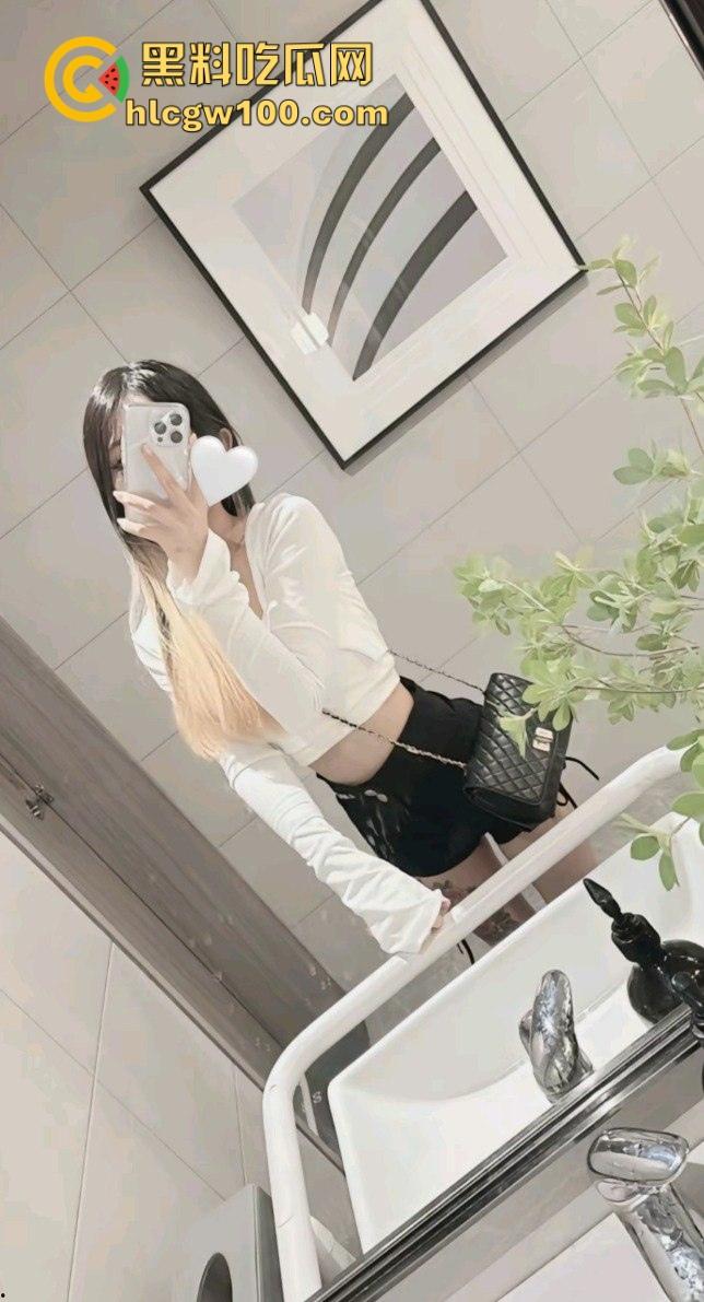 国际版抖音 女网红【林美珍】在酒吧被流氓扒光衣服 两个粉嫩的大奶子爆露了出来,然后被大神带到酒店爆操!-4