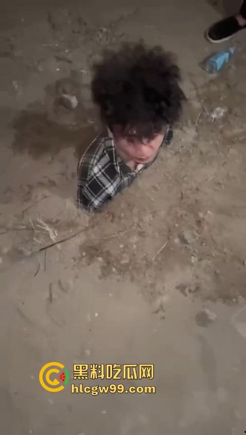 河北精神小伙直接把人埋土里玩活埋，现实版黑社会上演，影视剧诚不欺我，宇将军后继有人！-6