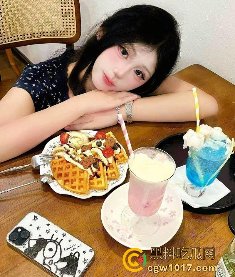 广州大学微胖女大【吴希语】约炮视频流出，身材纤细巨乳晃荡撩人，粉嫩骚穴被男友打桩爆操！-3