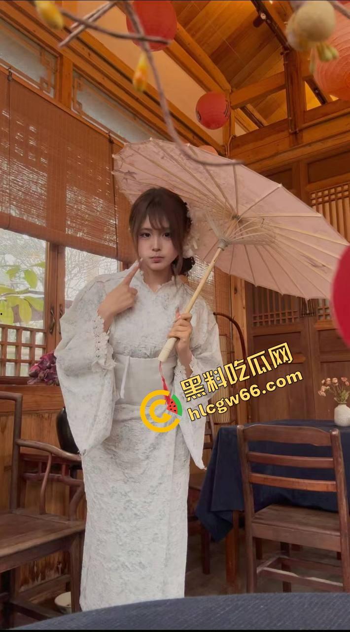 凯迪拉克车友群骚货女车主直播撅奶撩骚,给凯雷德大哥视频看红内裤,车主群里全员吃精吃疯了!-2